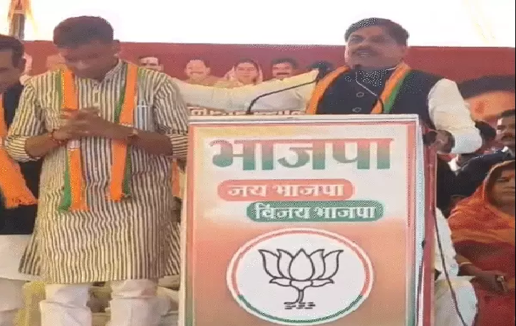 दतिया की चुनावी जंग में आरोप प्रत्यारोप तेज भाजपा की नई रणनीति नरोत्तम का टैंकर और सिंधिया के तंज बने चर्चा का केंद्र