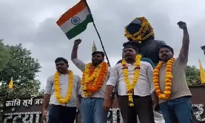 इंदौर में छात्र आंदोलन पर सियासी तकरार NEET विरोधी छात्र नेताओं ने पुलिस पर लगाए अपशब्द मानसिक प्रताड़ना और परिवार से दूर रखने के आरोप