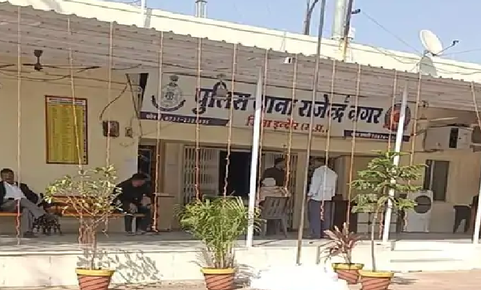आधी रात RRCAT में मची अफरा तफरी बैरियर तोड़कर परिसर में घुसी कार चालक हिरासत में परिवार ने बताया मानसिक स्थिति ठीक नहीं