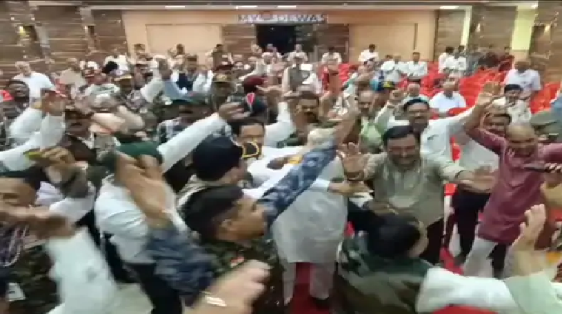 देवास में गूंजा वीरों के शौर्य का जयघोष कारगिल योद्धाओं का सम्मान पूर्व सैनिकों और जनप्रतिनिधियों ने दी भावभीनी श्रद्धांजलि