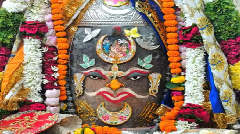 महाकाल की भोर हुई दिव्य आराधना से आलोकित भस्म आरती में जटाधारी स्वरूप ने मोहा मन भांग चंदन और पुष्पों से हुआ राजसी श्रृंगार