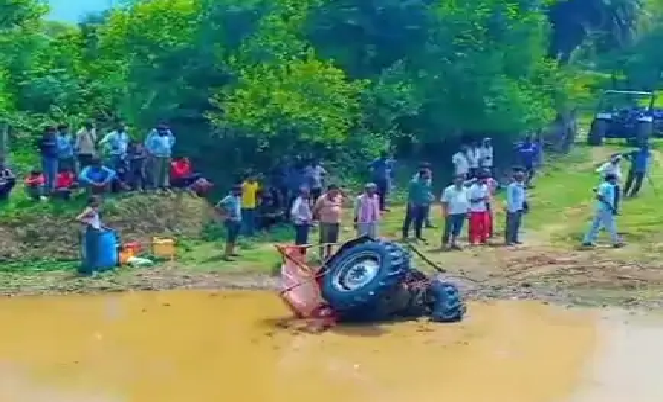 खेत के लिए पानी भरना पड़ा भारी नदी में डूबा ट्रैक्टर सूझबूझ से किसान की बची जान ग्रामीणों ने जेसीबी से किया रेस्क्यू