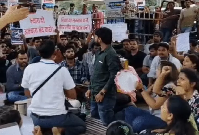 संघर्ष से निकला छात्र बना आंदोलन का चेहरा बड़वानी के अरुण बड़ोले ने 26 दिन तक उठाई हजारों विद्यार्थियों की आवाज