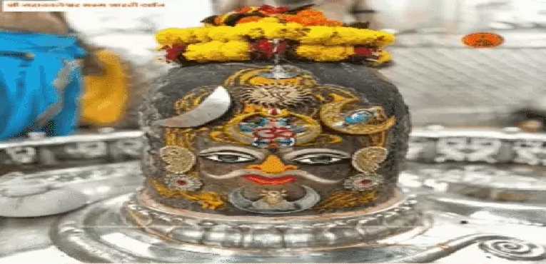 उज्जैन में भोर होते ही गूंजा हर हर महादेव पंचामृत अभिषेक के बाद राजाधिराज स्वरूप में सजे बाबा महाकाल ने दिए दिव्य दर्शन
