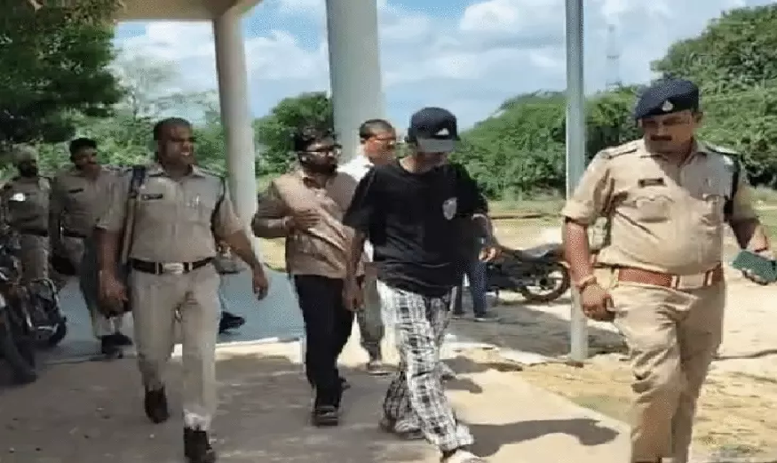 10वीं-12वीं पास युवक रात में बन जाते थे 'फ्रैंक' और 'ब्रूस', अमेरिकन एक्सेंट में करते थे करोड़ों की ठगी