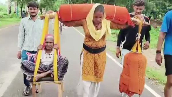 ममता और भक्ति का अद्भुत संगम 90 वर्षीय सास को कांवड़ में बैठाकर हरिद्वार से दिल्ली तक पदयात्रा कर रहीं काजल चौधरी