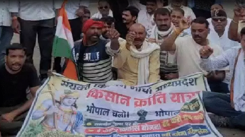 राजधानी भोपाल बना किसान आंदोलन का केंद्र सड़क पर हवन भोजन और अर्धनग्न प्रदर्शन सीएम हाउस की सुरक्षा कड़ी कई रास्ते बंद