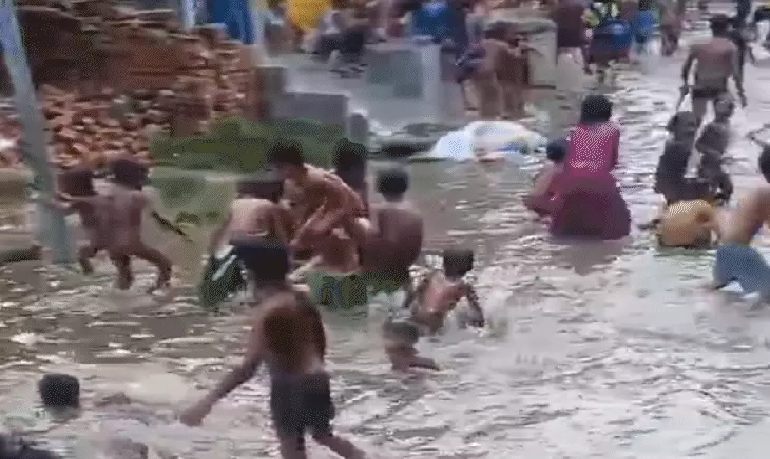बारिश ने बढ़ाई मुश्किलें: उत्तराखंड में यात्रा पर ब्रेक, छत्तीसगढ़ में बिजली गिरने से पांच की मौत, कई राज्यों में रेड अलर्ट