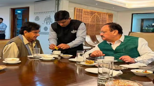 संसद की तस्वीर बनी सियासत का केंद्र, टीएमसी सांसद की मौजूदगी से ममता बनर्जी पर उठे सवाल