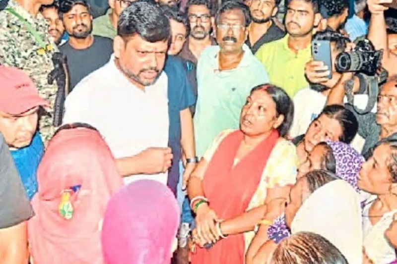 Jharkhand: धनबाद में फिर धंसी जमीन…. 13 घरों को नुकसान, रहवासियों ने भागकर बचाई जान