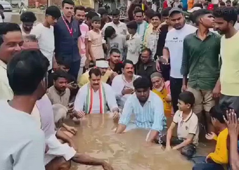 MP: .ग्वालियर में बारिश से सड़कों पर भरा घुटनों तक पानी… उसी में धरने पर बैठे विधायक