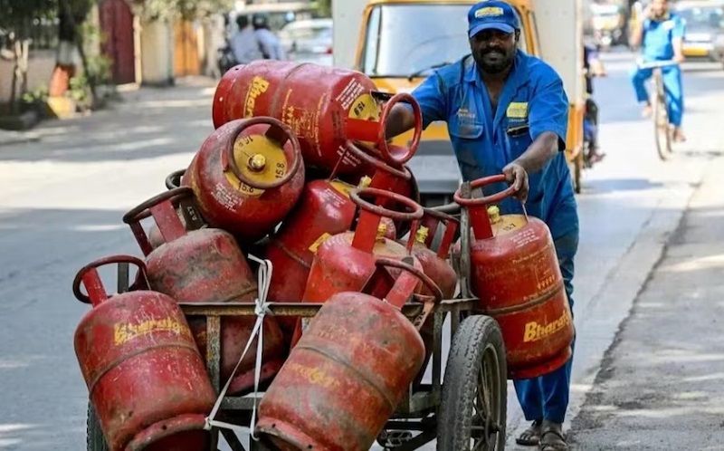 LPG उपभोक्ता 16 अगस्त से पहले जरूर करा लें ये काम… वरना, सिलेंडर पाने में होगी दिक्कत