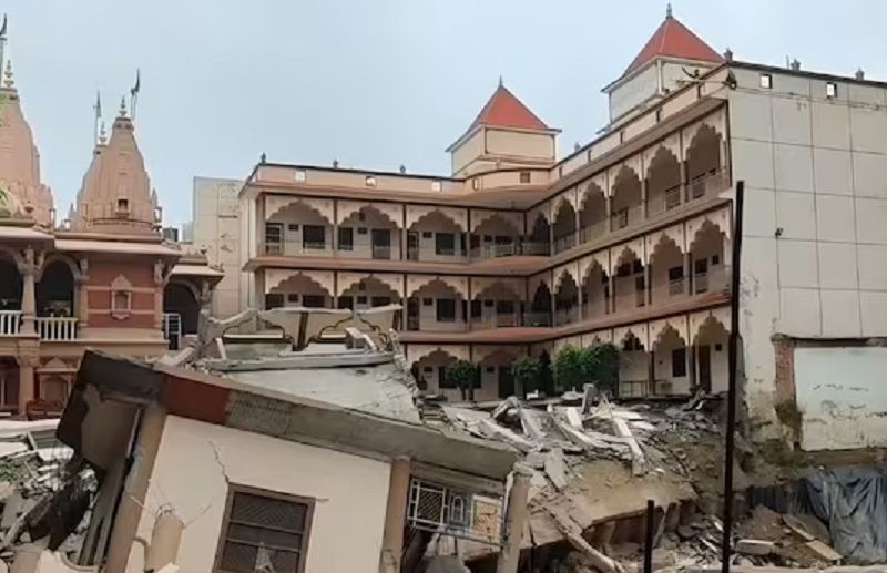 Prayagraj : स्वामी नारायण मंदिर का 3 मंजिला हिस्सा भरभराकर गड्ढे में गिरा…