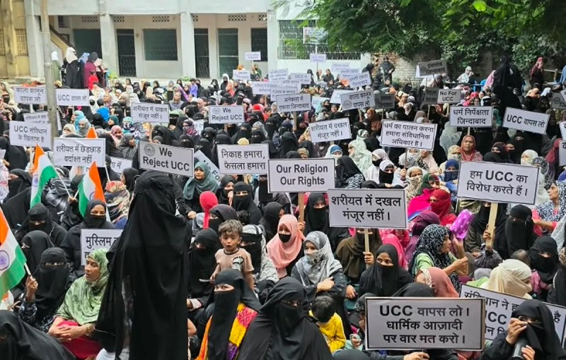 MP: उज्जैन में UCC कानून का विरोध…. बुर्का-हिजाब पहन सड़क पर उतरीं मुस्लिम महिलाएं