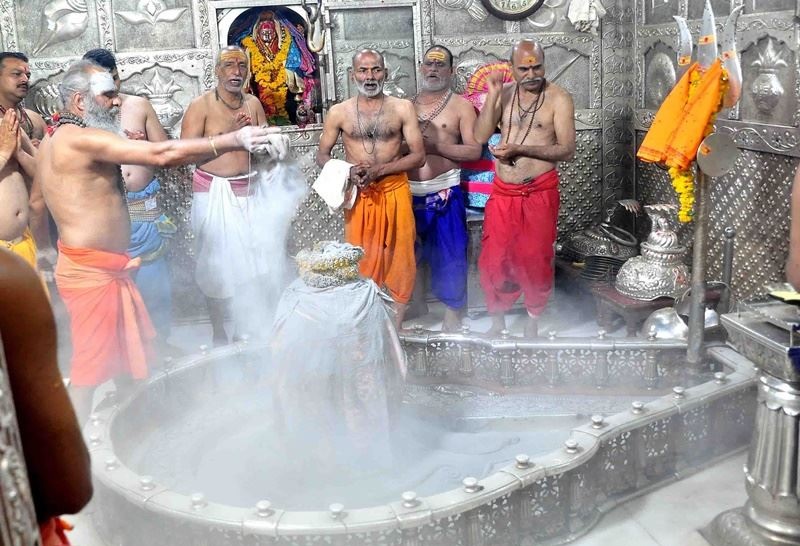 भगवान शिव के भस्म धारण करने की परंपरा का क्या है महत्व, धार्मिक मान्यताओं में छिपा है गहरा जीवन दर्शन