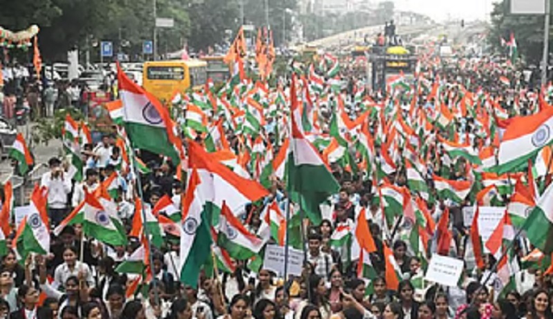 तिरंगा लेकर सड़कों पर उतरे युवा, इंदौर में भाजपा की यात्रा में दिखा जोरदार उत्साह..
