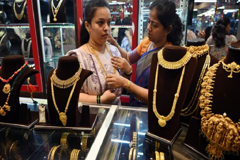 वैश्विक दबाव में सोने और चांदी की कीमतों में बड़ी गिरावट, एमसीएक्स पर सिल्वर करीब दो प्रतिशत फिसली