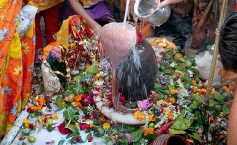 श्रावण के पहले सोमवार नरसिंहपुर के शिवालयों में उमड़ी आस्था, मिट्टी के शिवलिंग बनाकर भक्तों ने की विशेष पूजा