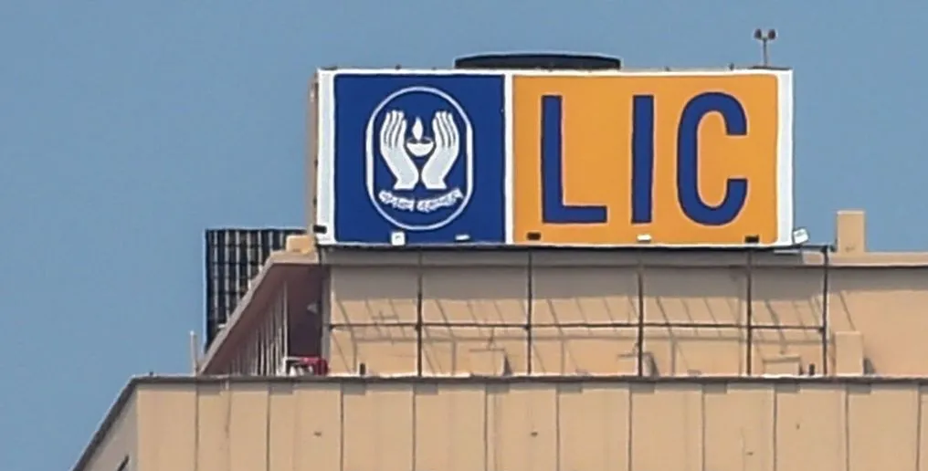 सरकार ने LIC में 6.5 फीसदी हिस्सेदारी बिक्री शुरू की, शेयर 8 प्रतिशत तक टूटने से बाजार में हलचल