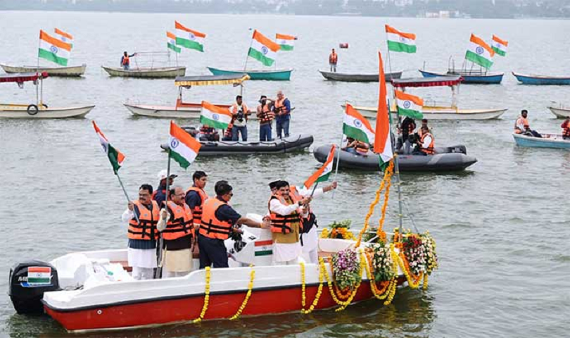 भोपाल में नौका तिरंगा यात्रा के दौरान मुख्यमंत्री मोहन यादव ने युवाओं को संकल्प शक्ति और देश सेवा का संदेश दिया