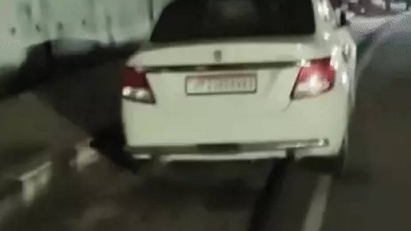 लखनऊ में कार के अंदर मिला फाइनेंस कर्मी का शव, दुर्गंध आने पर लोगों को हुई जानकारी