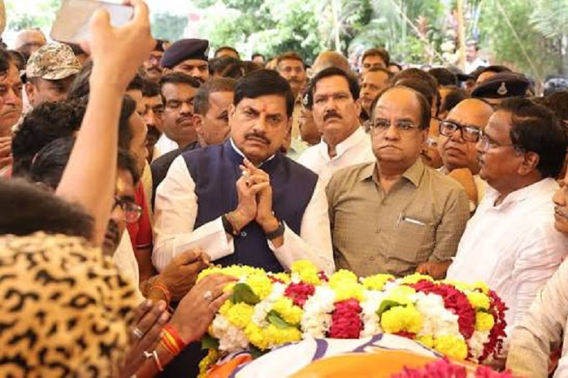उज्जैन पहुंचे CM मोहन यादव, पूर्व मंत्री पारस जैन को दी श्रद्धांजलि; परिवार से मिलकर जताया दुख