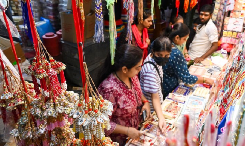 राखी बाजार में बढ़ी त्योहारी खरीदारी, दिल्ली समेत देशभर में स्वदेशी और थीम आधारित राखियों की मांग में तेजी
