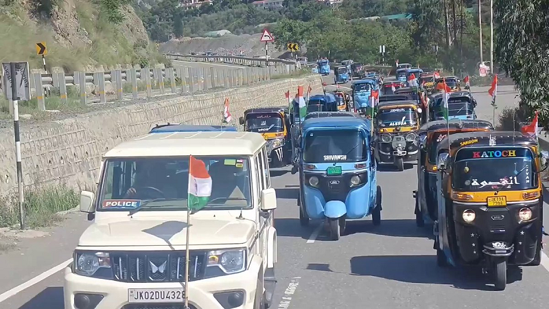 जम्मू-कश्मीर के रामबन में राष्ट्रीय राजमार्ग पर ई-रिक्शा तिरंगा रैली ने हर घर तिरंगा अभियान को जनभागीदारी का रूप दिया