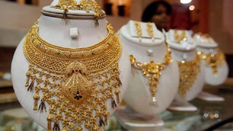 Gold Price: सोना 8,257 रुपए महंगा होकर 1.60 लाख के पार, चांदी भी 2.46 लाख रुपए के स्तर पर पहुंची