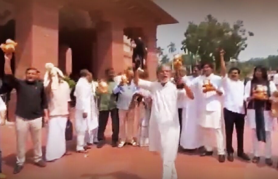 संसद परिसर में विपक्षी सांसदों का अनोखा विरोध, पवन खेड़ा के नेतृत्व में सरकार से सदन में जवाब मांगा