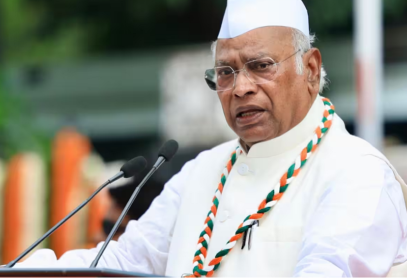 वंदे मातरम विवाद पर मल्लिकार्जुन खरगे का पलटवार, बोले गांधी नेहरू और पटेल की परंपरा के अनुसार ही गीत गाया