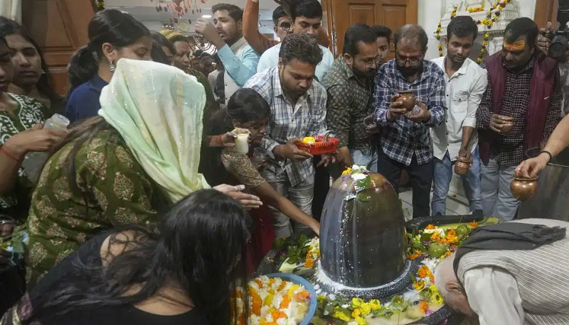 10 अगस्त को सावन सोमवार के साथ प्रदोष व्रत, जानें शिवलिंग पर किन चीजों से अभिषेक करना माना जाता है शुभ