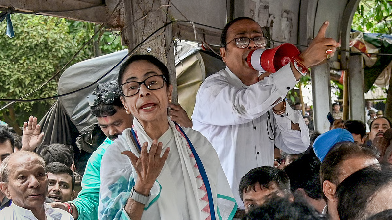 टीएमसी कार्यकर्ता के परिवार से मिलने पहुंचीं ममता, विरोध के बीच बीजेपी पर लगाए गंभीर आरोप