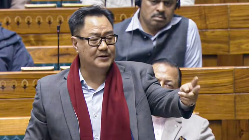 चीन के 60 किलोमीटर घुसने के दावे पर किरेन रिजिजू का पलटवार, बोले सेना को राजनीतिक विवादों से दूर रखें