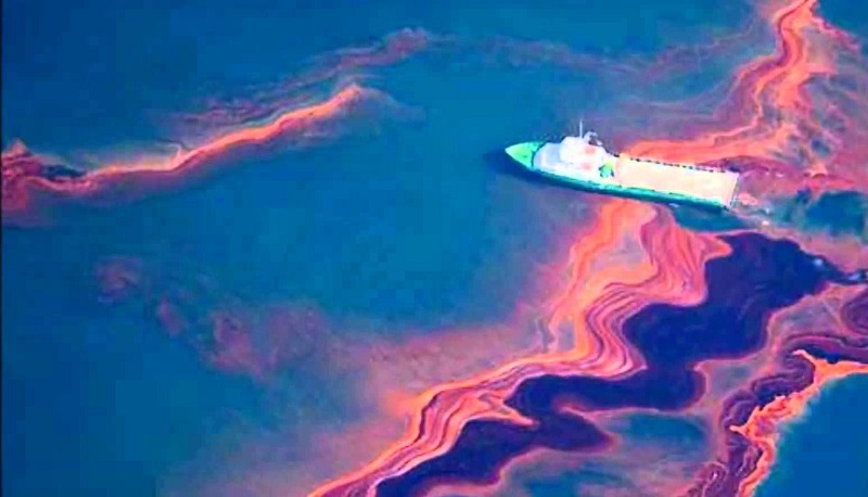 Oil Spill: ओमान तट पर फंसे रूसी तेल टैंकर से बढ़ा रिसाव, गहराया पर्यावरणीय संकट; तट तक पहुंचा ऑयल स्पिल
