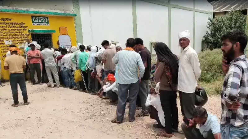 मुरैना में खाद संकट गहराया, टोकन व्यवस्था के बीच घंटों लाइन में इंतजार को मजबूर किसान