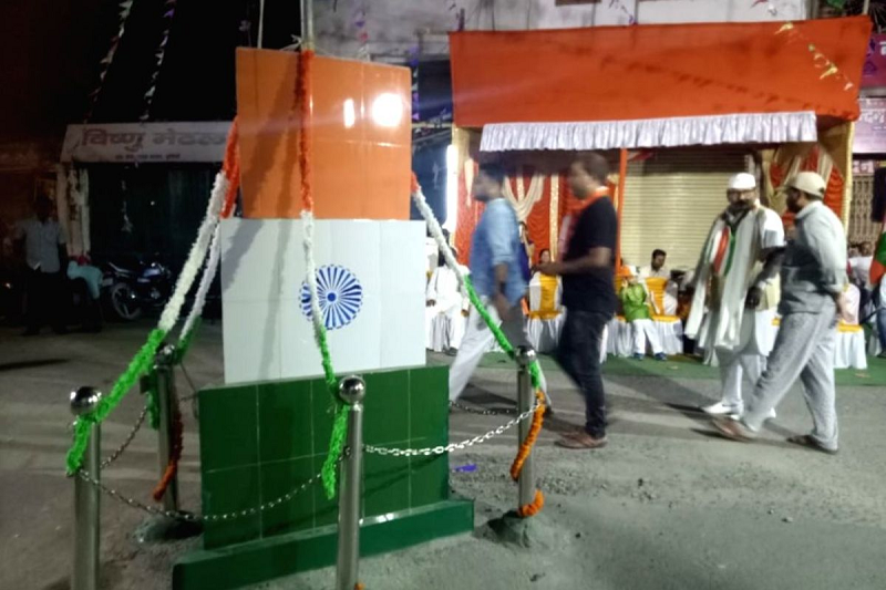 पूर्णिया के झंडा चौक पर 1947 की ऐतिहासिक रात से लगातार निभाई जा रही मध्यरात्रि ध्वजारोहण की अनोखी परंपरा।