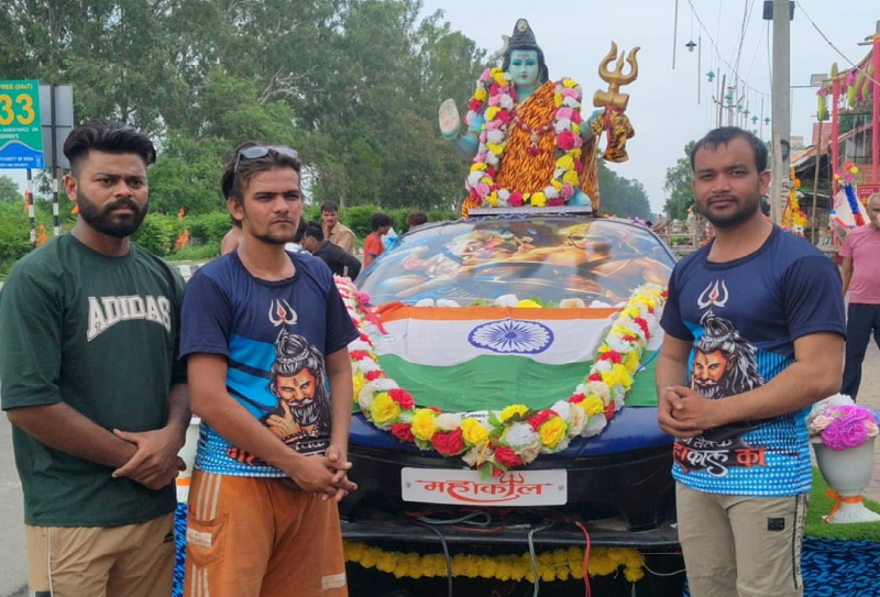 हरिद्वार से दिल्ली तक निकली अनोखी कांवड़ यात्रा, मैकलारेन जैसी डमी कार में भगवान शिव की प्रतिमा ने खींचा सबका ध्यान