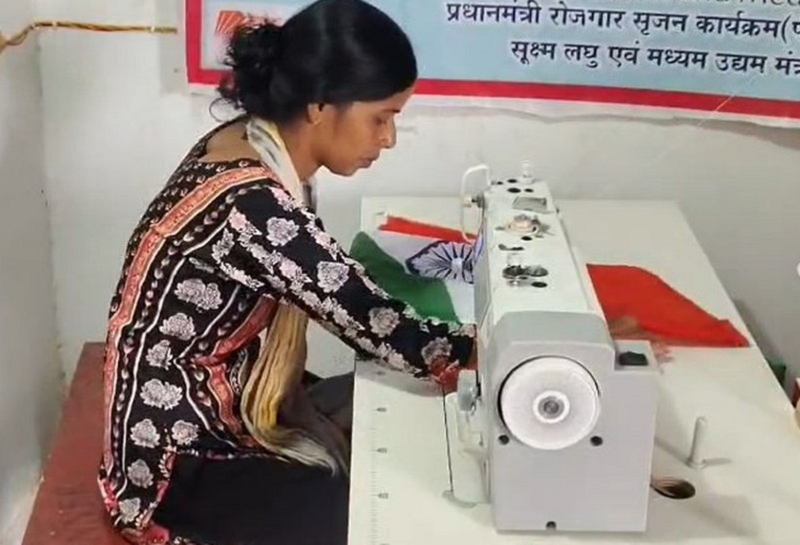 कानपुर देहात की 360 महिलाएं बना रहीं करीब तीन लाख तिरंगे, ‘हर घर तिरंगा’ अभियान से बढ़ा रोजगार और आत्मनिर्भरता