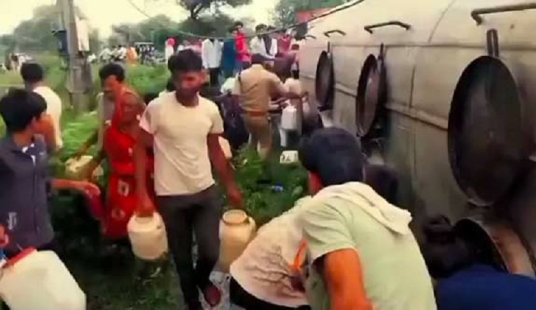 Madhya Pradesh News: गुना में टैंकर हादसे के बाद सड़क पर फैला रिफाइंड ऑयल, पुलिस ने मौके पर पहुंचकर संभाली स्थिति