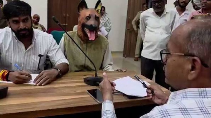 खंडवा कलेक्ट्रेट में डॉग मास्क पहनकर प्रदर्शन करने वाले युवक को सता रहा अपनी जान का खतरा