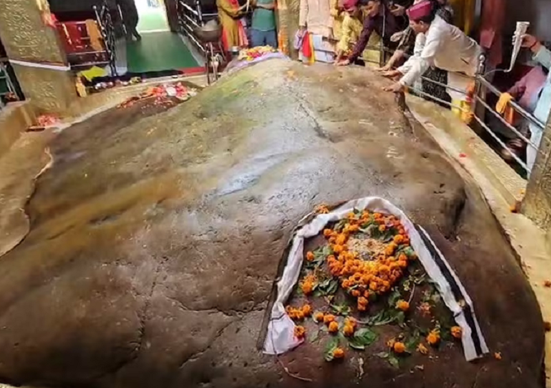 कोटेश्वर महादेव मंदिर में सावन पर श्रद्धालुओं की भारी भीड़, लेटे शिवलिंग की अनूठी मान्यता बनी आकर्षण