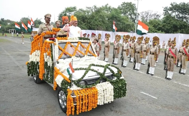 उज्जैन में स्वतंत्रता दिवस का मुख्य समारोह, गौतम टेटवाल ने फहराया तिरंगा और शहीद परिवारों को किया सम्मानित