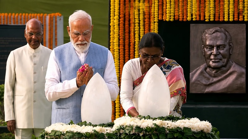अटल बिहारी वाजपेयी की आठवीं पुण्यतिथि पर राष्ट्रपति मुर्मू, उपराष्ट्रपति राधाकृष्णन और पीएम मोदी ने सदैव अटल पहुंचकर श्रद्धांजलि दी