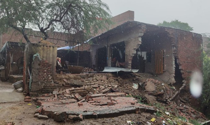 UP : बारिश बनी आफत: फिरोजाबाद में भरभराकर गिरा मकान, परिवार ने भागकर बचाई जान