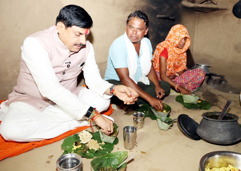 मप्रः मुख्यमंत्री ने जनजातीय परिवार के घर किया भोजन, बहनों से बंधवाई राखी