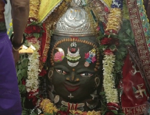 उज्जैन में महाकाल का भांग-चंदन और रजत आभूषणों से हुआ शृंगार, राजा स्वरूप में सजे