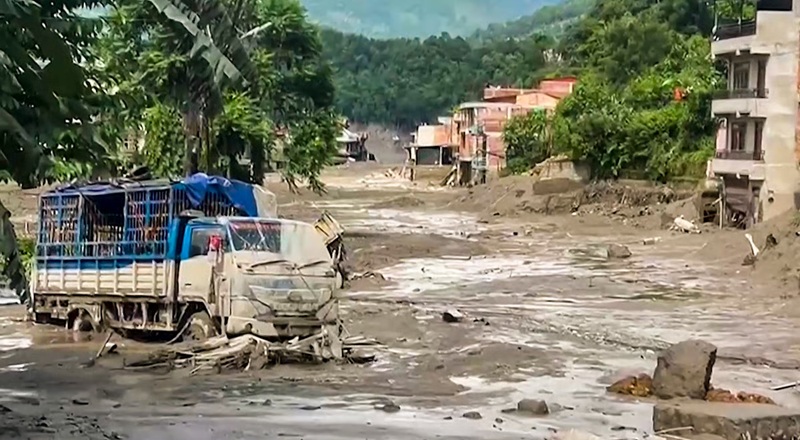 आपदा के बीच नेपाल को राहत: चीन बॉर्डर के पास बनी ग्लेशियर झील का खतरा टला, पानी का स्तर घटा