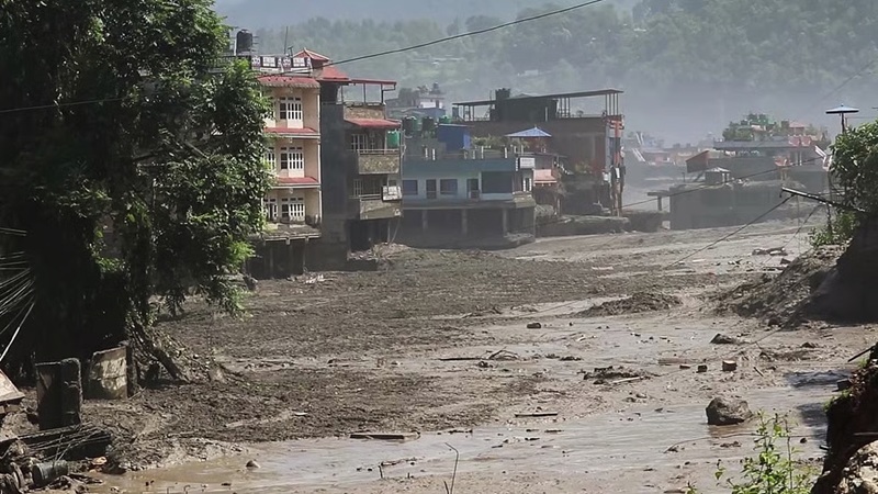 नेपाल में मौत के मुंह से बचा 8 साल का मासूम, पेड़ों पर चढ़कर बचाई जान, बाढ़ के बाद मां से हुआ मिलन