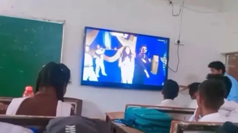 MP के सरकारी स्कूल में पढ़ाई छोड़ छात्रों को दिखाई गई 'धुरंधर' फिल्म, वीडियो वायरल, प्रिंसिपल को नोटिस
